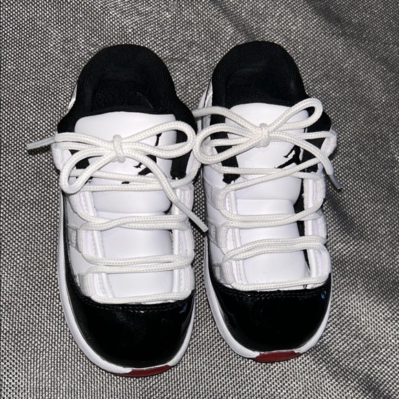 Jordan Other - Jordan 11 Retro Low Concord Bred size 8c